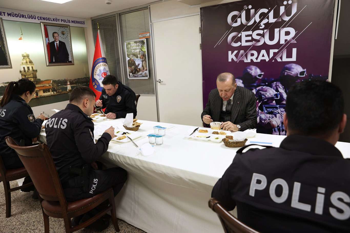 Cumhurbaşkanı Erdoğan polislerle iftar yaptı